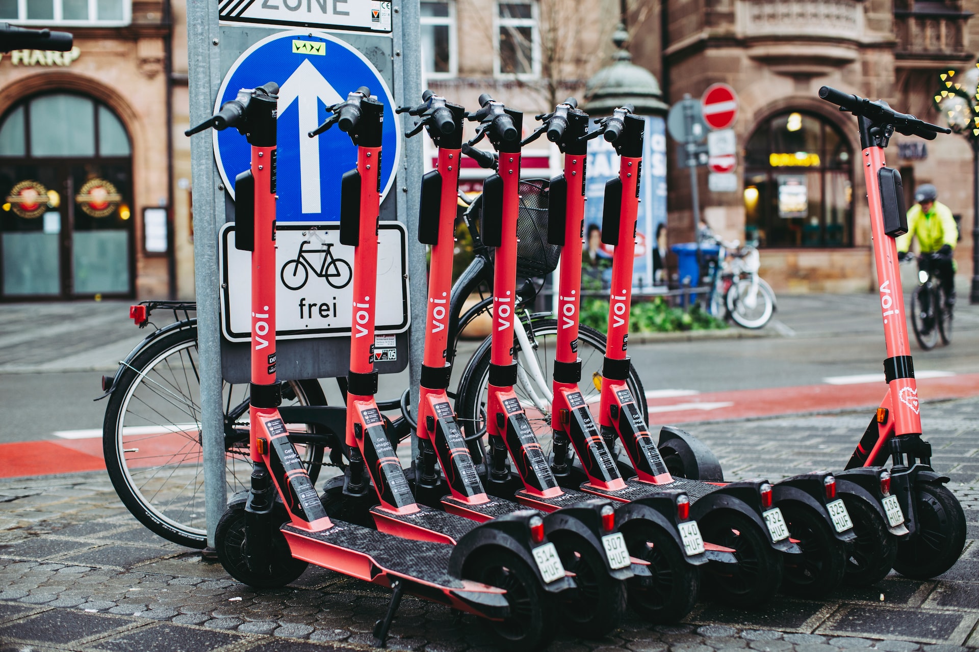 White Label Software vs Custom App for Your E-Scooter Sharing Business: Which One to Choose